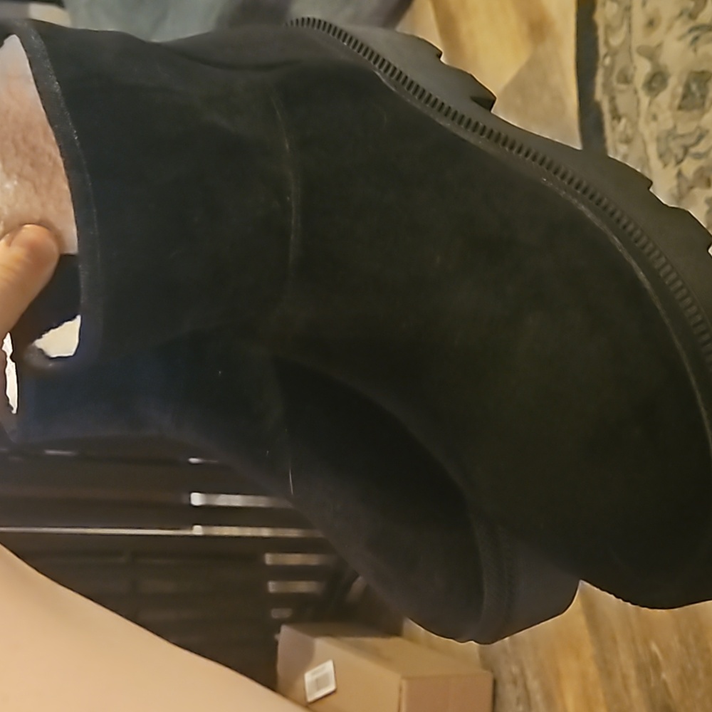 Universal thread  fleece lined boots